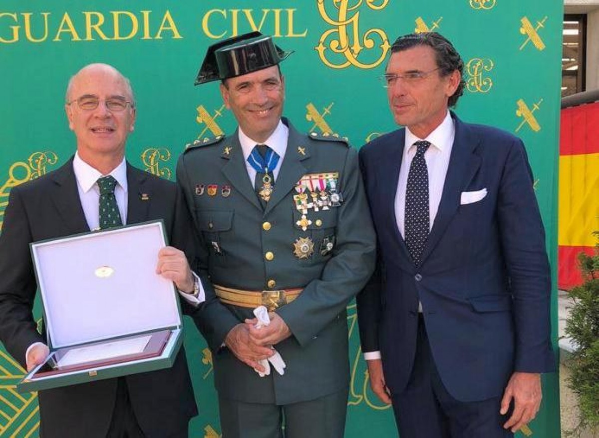 El presidente del colegio, Armando Solís, y el miembro de la Junta directiva David Iglesias fueron los encargados de recoger la placa conmemorativa de manos del coronel Javier Almiñana.