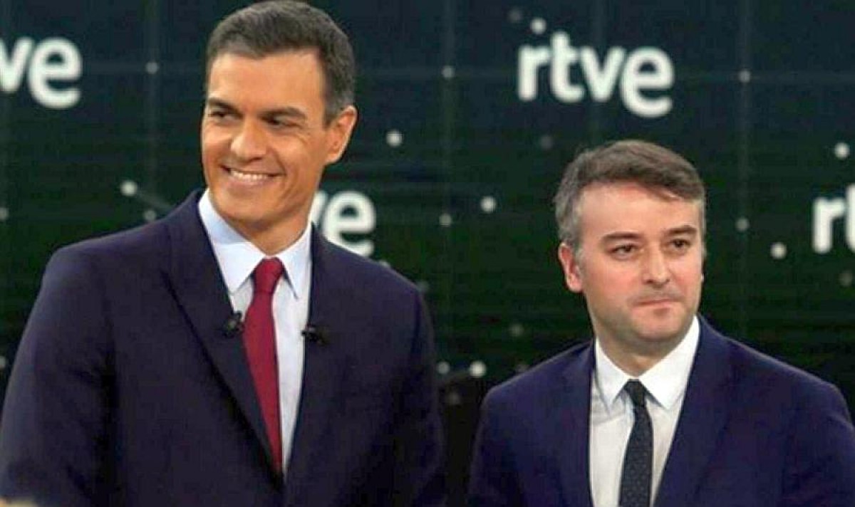 El presidente Pedro Sánchez junto al director del Gabinete de la Presidencia del Gobierno, Iván Redondo. (Imagen: RTVE)