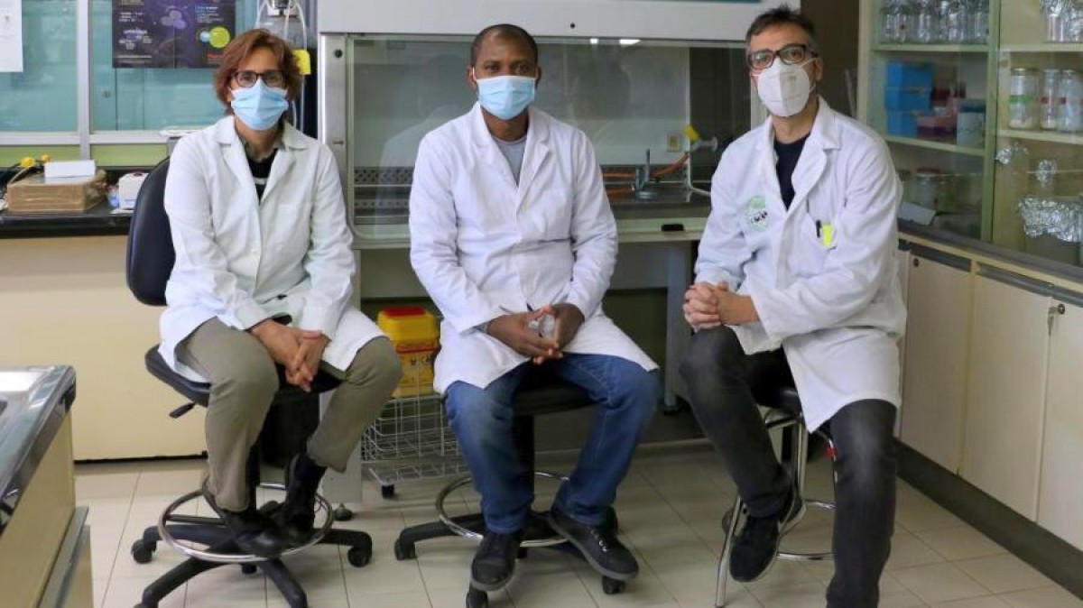 Apeh Omede,en el centro, junto a Ana Carvajal y Héctor Argüello en uno de los laboratorios del Departamento de Sanidad Animal de la Universidad de León. (Imagen: ULE)