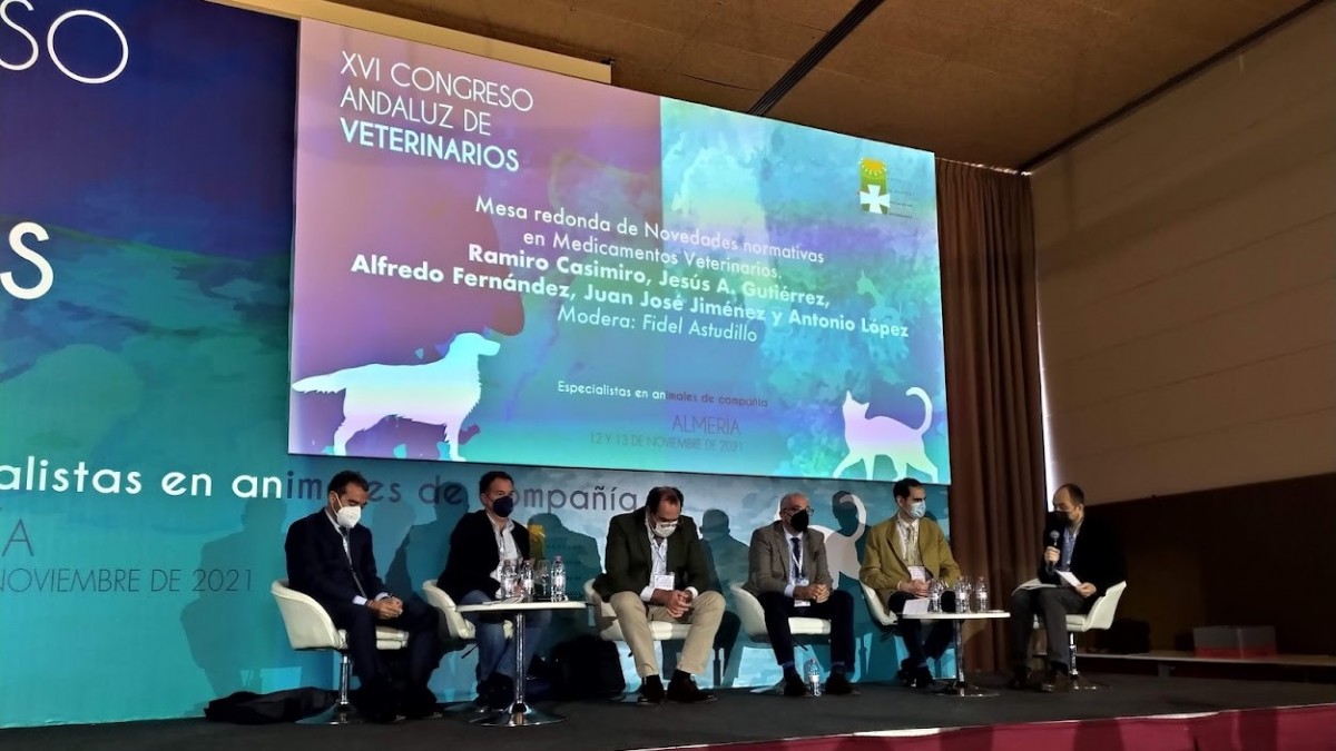 Mesa redonda sobre la nueva normativa del medicamento veterinario. 