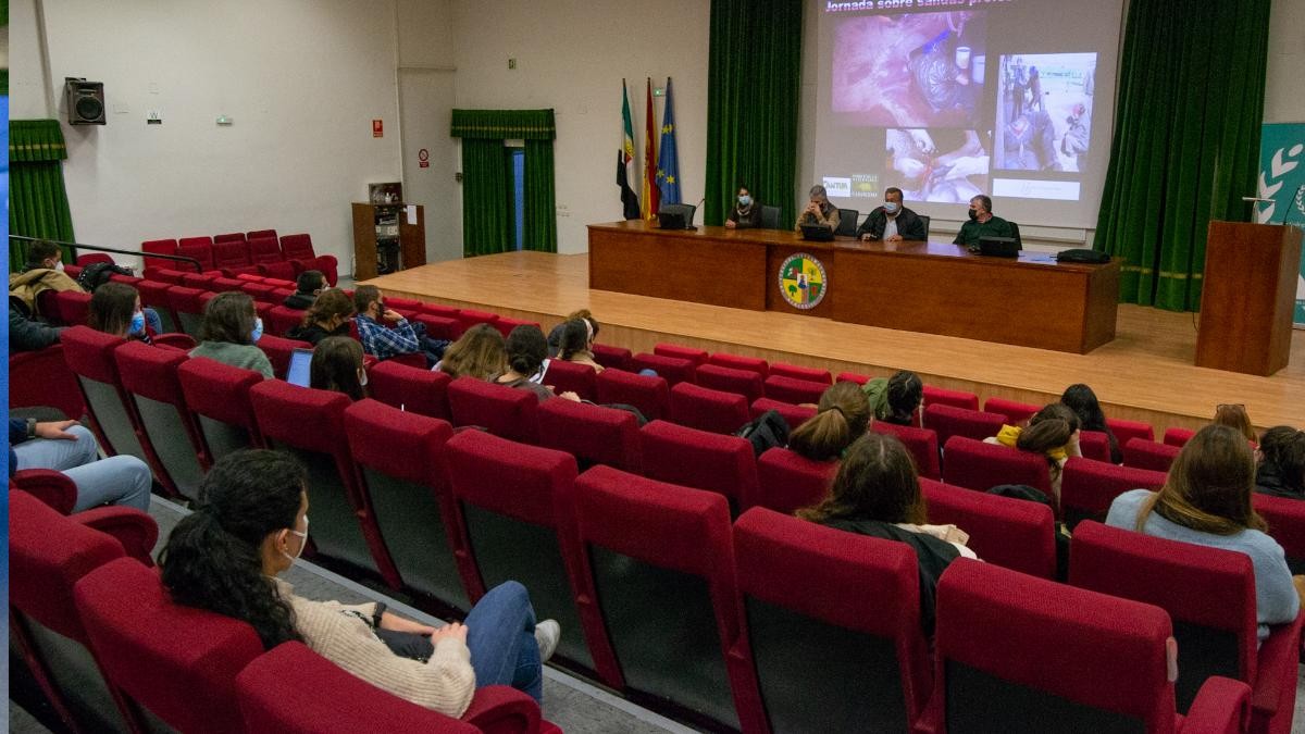 Un momento de la charla desarrollada en la Facultad de Veterinaria de Cáceres.