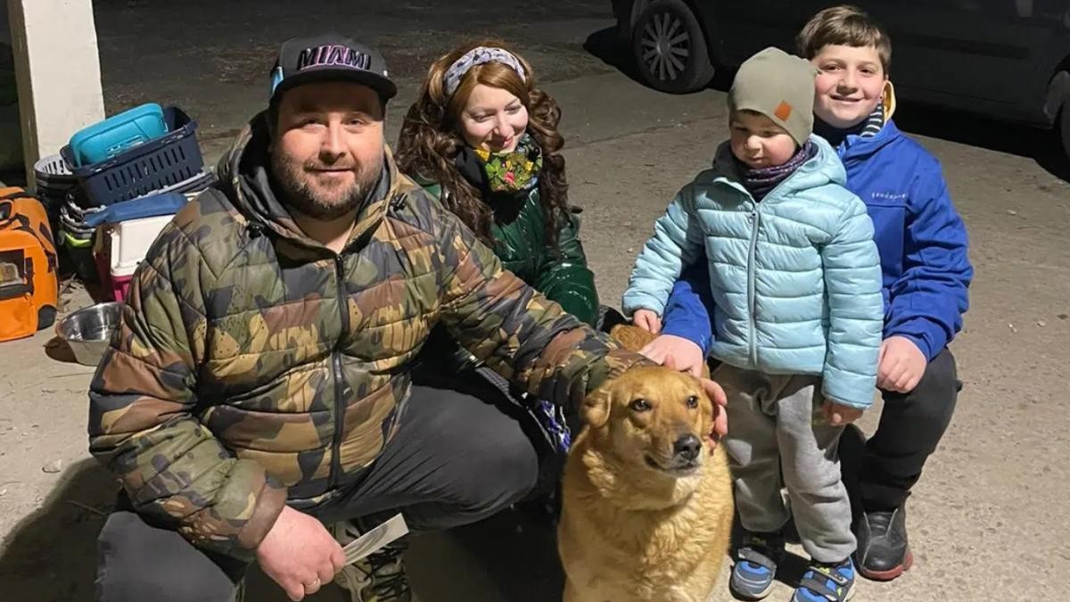 Una familia de refugiados ucranianos junto a su perro, que les ha acompañado en su salida del país. (Imagen: networkforanimals.org)