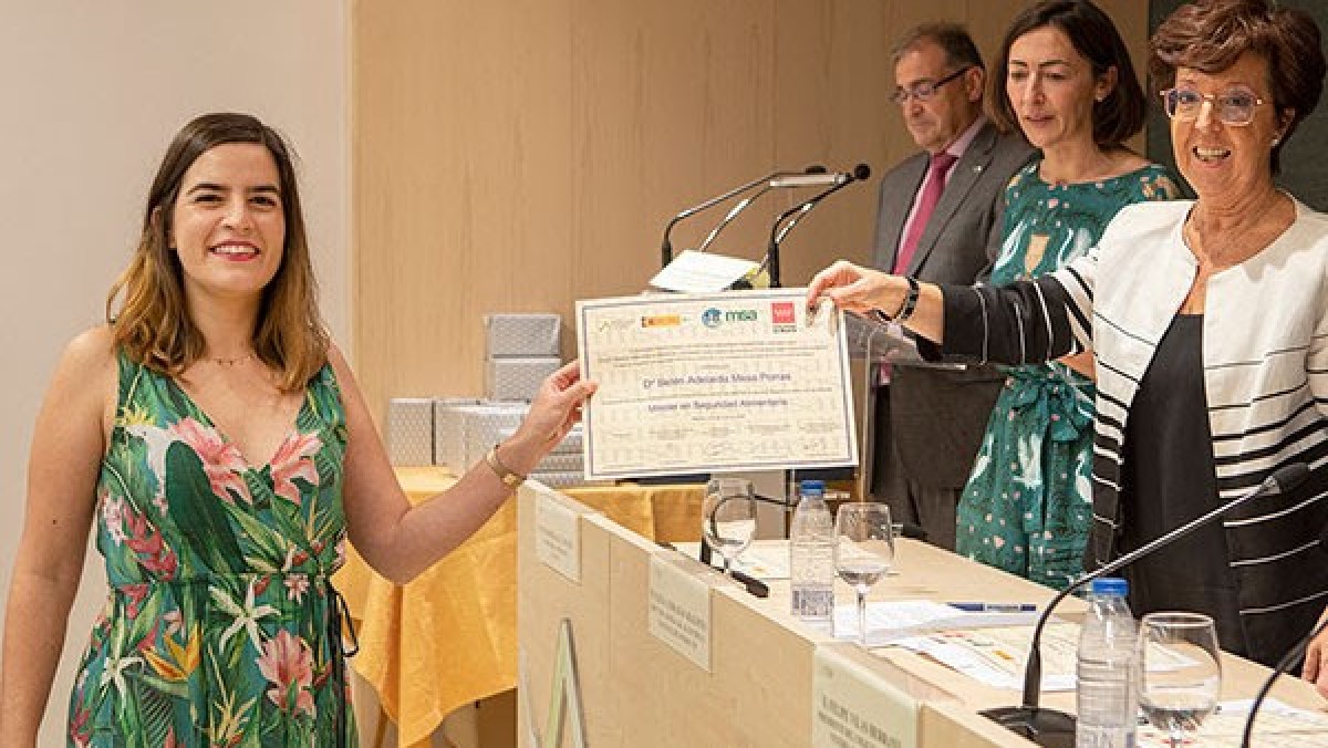 Elena Andradas entrega uno de los diplomas del MSA (imagen: Colegio de Madrid).