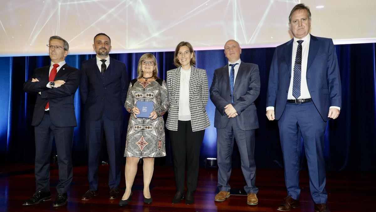La presidenta de la Plataforma One Health, Maite Martín, en el centro de la imagen, recoge el premio.