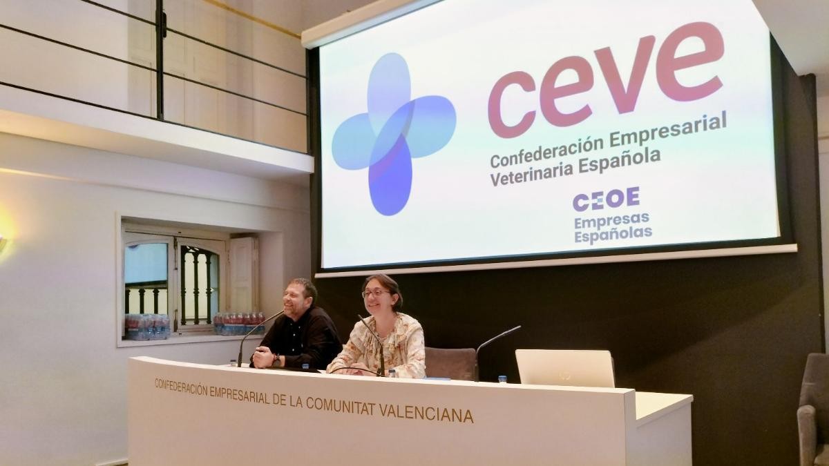 A la izq, Miguel Albuixech, vocal del área económica, y Delia Saleno, presidenta de CEVE.