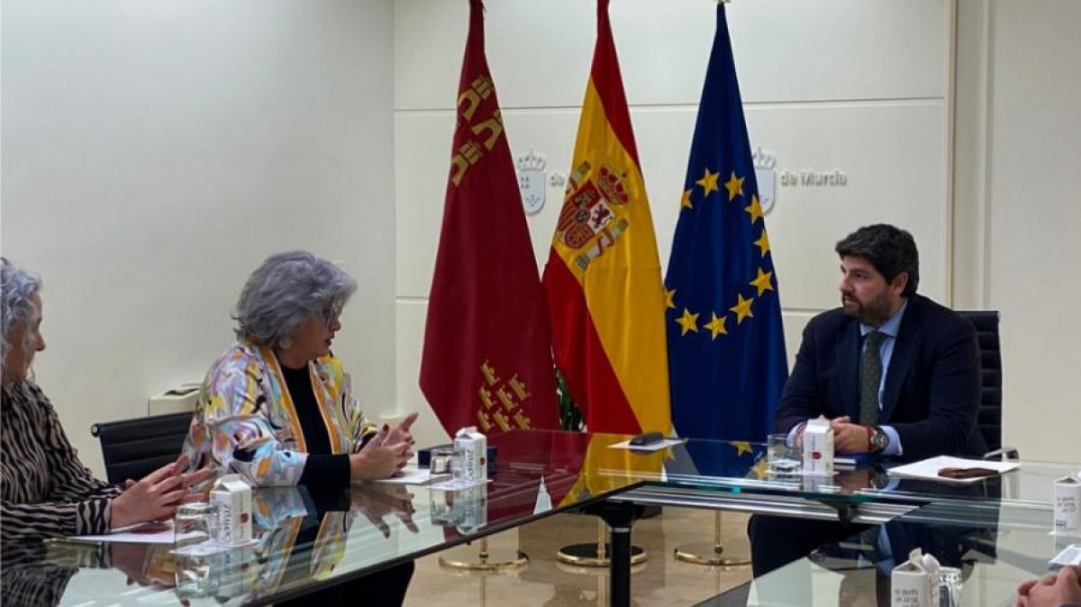 Un momento de la reunión entre los representantes del Colegio de Veterinarios de Murcia y el presidente de la Región, Fernando López Miras.