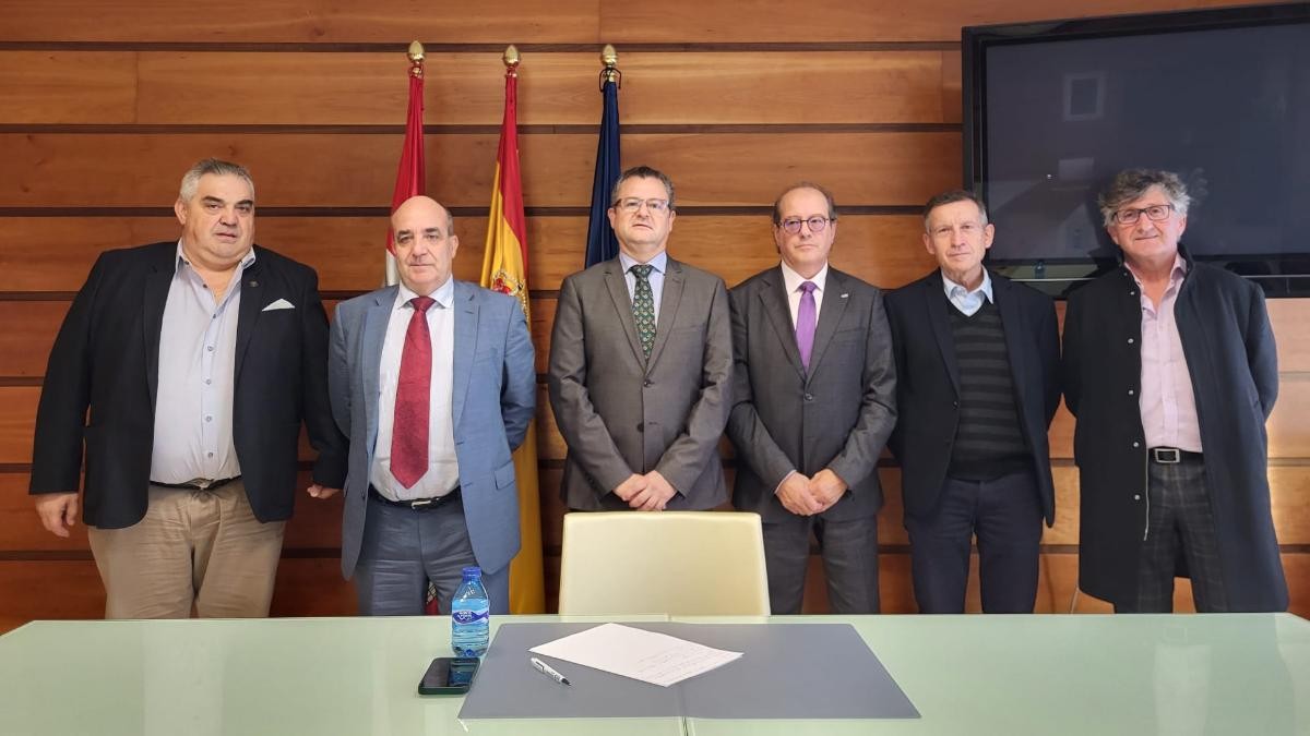 Los representantes del Consejo de Colegios Oficiales de Veterinarios de Castilla y León y el consejero de Agricultura, Ganadería y Desarrollo Rural, Gerardo Dueñas (en el centro de la imagen), durante su reunión.