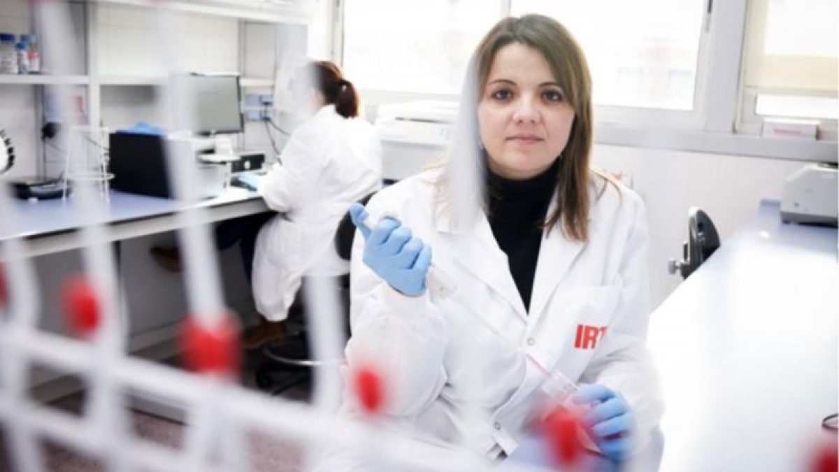 Júlia Vergara-Alert en el laboratorio. (Imagen: IRTA. CC BY-NC-SA 4.0)