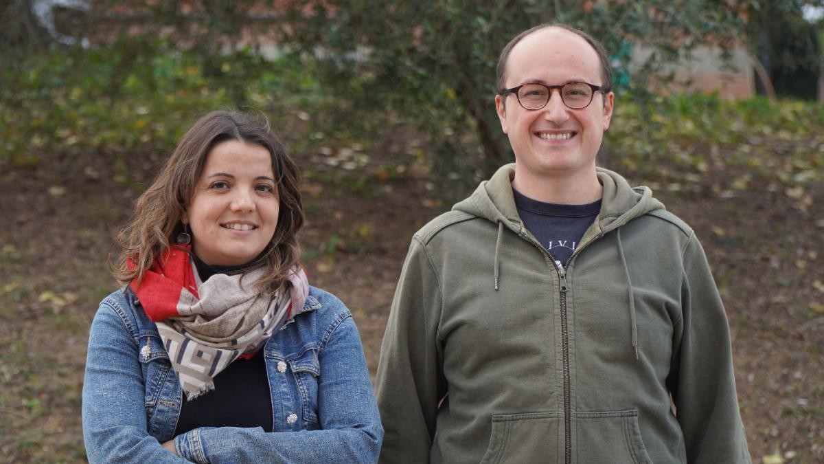 Los investigadores del IRTA-CReSA Júlia Vergara-Alert y Karl Kochanowski.