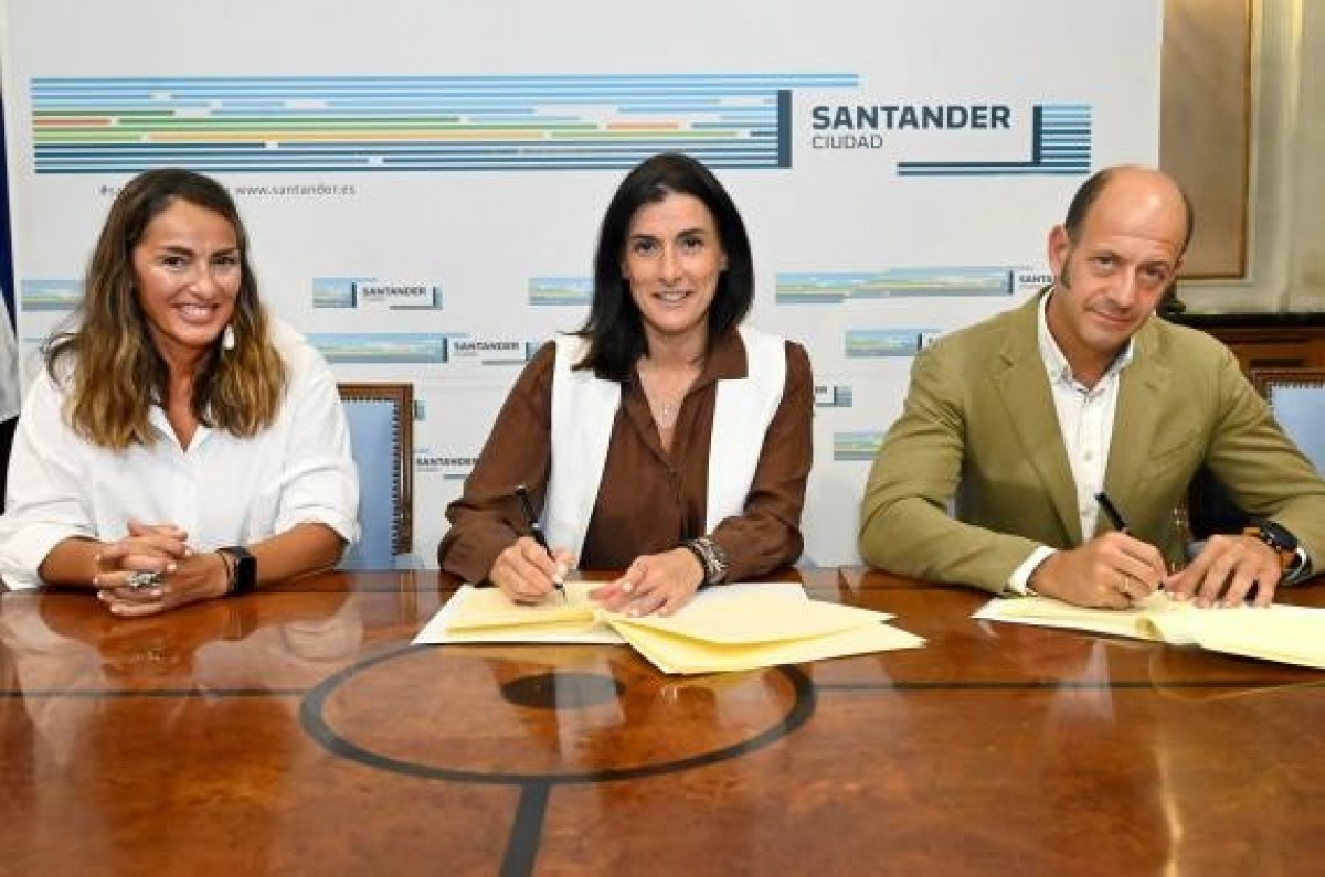 Un momento de la firma del acuerdo de colaboración (imagen: Colegio de Veterinarios de Cantabria).