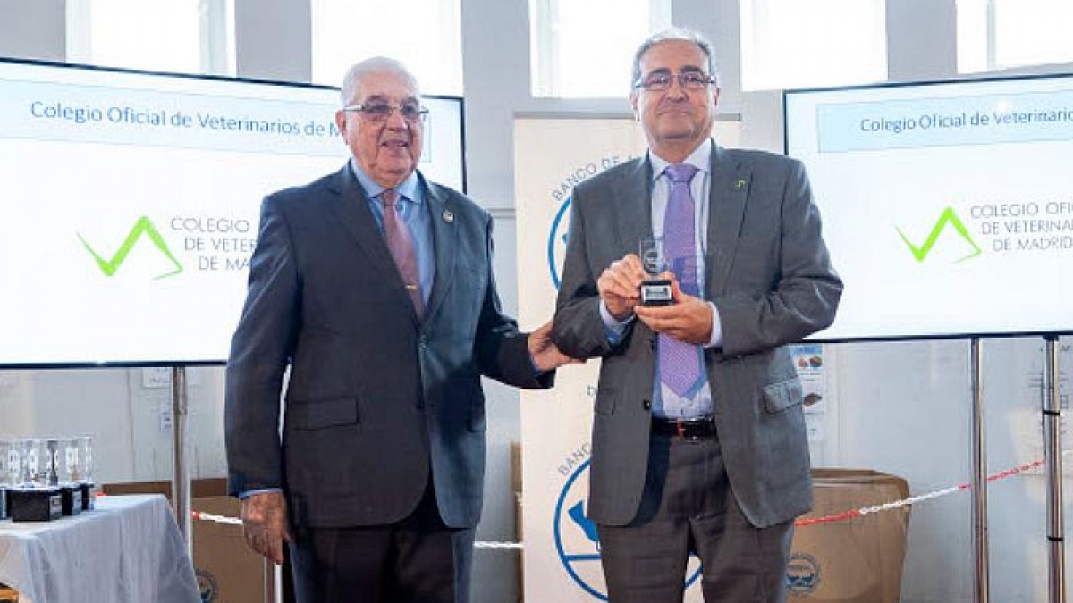 El secretario del Colegio de Veterinarios de Madrid, Eloy Marino, recoge el reconocimiento de la Fundación Banco de Alimentos de Madrid.