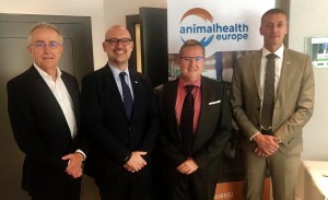 La nueva directiva de AnimalhealthEurope: Hans-Guenther Dittrich (MSD Animal Health), vicepresidente; Santiago de Andrés (Veterindustria),  vicepresidente; Dominique Derveaux (Vetoquinol), tesorero; y Wijnand de Bruijn (Dopharma), presidente.