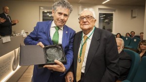 José Corbacho Molano (derecha), el día que fue nombrado presidente de honor del Colegio de Veterinarios de Cáceres, junto al presidente colegial Juan Antonio Vicente Báez.