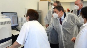 El ministro Luis Planas durante su visita al Laboratorio Central Veterinario de Algete. (Imagen: MAPA)