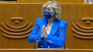 La diputada autonómica socialista Catalina Paredes durante su intervención en la que rechazó la creación de una comisión One Health para Extremadura.