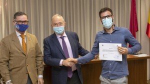 Ignacio Vargas recibe el premio de manos del presidente de Colvema, Felipe Vilas, acompañado del Vicerrector de Estudios, Víctor Briones.