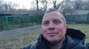 Kyrylo Trantin, director del zoológico de Kiev, en una fotografía hecha por él mismo en el exterior del zoo atacado por el ejército ruso.
