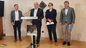 El alcalde de Reus, Carles Pellicer, durante la rueda de prensa acompañado por los concejales del ayuntamiento.