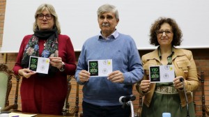 Argelia Cabado, Juan Francisco García Marín y María Teresa Carbajo Rueda presentan el matasellos y el sello de correos con el escudo de la Facultad de Veterinaria de la Universidad de León.