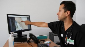 Un médico observa la imagen de una lesión de viruela del mono en la pantalla de su ordenador. (Imagen: OMS/Khaled Mostafa)