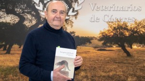 Miguel Ángel Aparicio con su libro Los gatos del Prado.