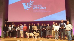 Los galardonados ocn los Premios Vets 2022 del Colegio de Veterinarios de Barcelona, en una foto de familia al final del acto de entrega.