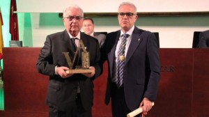 Antonio Marín Garrido recibe del presidente del Consejo Andaluz de Colegios Veterinarios, Fidel Astudillo, el Premio Albéitar 2019.
