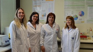 Alba Martínez, Vanesa García, Azucena Mora y Sofía Travers en la Facultad de Veterinaria de la USC.