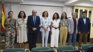 La vicepresidenta segunda y conselleira de Medio Ambiente de la Xunta de Galicia, Ángeles Vázquez, con los representantes del Colegio Oficial de Veterinarios de Ourense.
