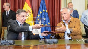  El ministro de Agricultura, Luis Planas, y el coordinador estatal de Unión de Uniones de Agricultores y Ganaderos, Luis Cortés, en la firma del acuerdo.